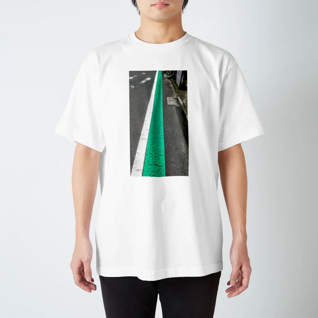 灰と骨の歩行者用グリーンベルト Regular Fit T-Shirt