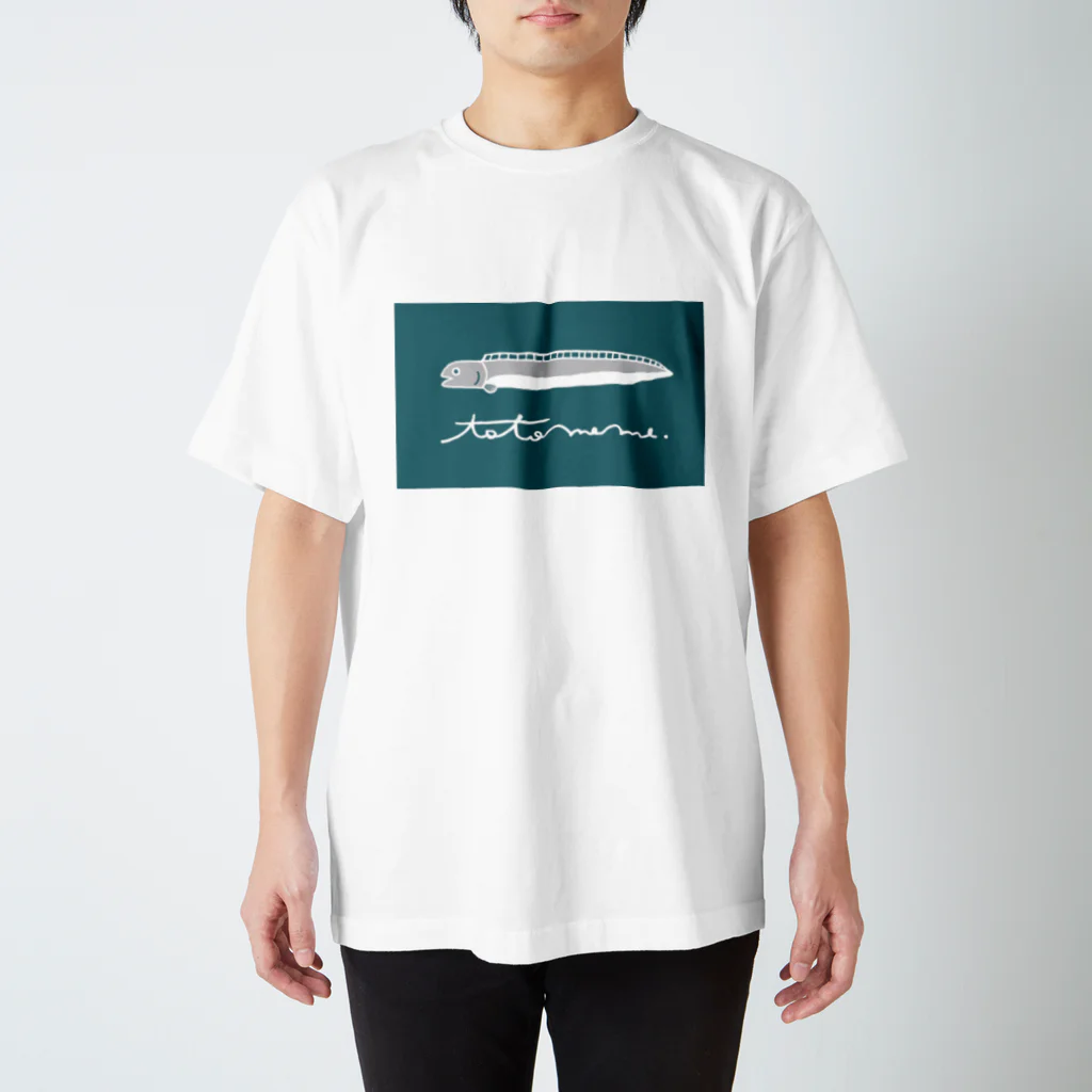 ととめめ/ totomemeのタチウオ君(よこなが) Regular Fit T-Shirt