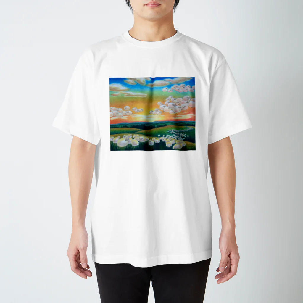 ひつじ好きのみそうギャラリーの夕焼け雲ひつじ Regular Fit T-Shirt