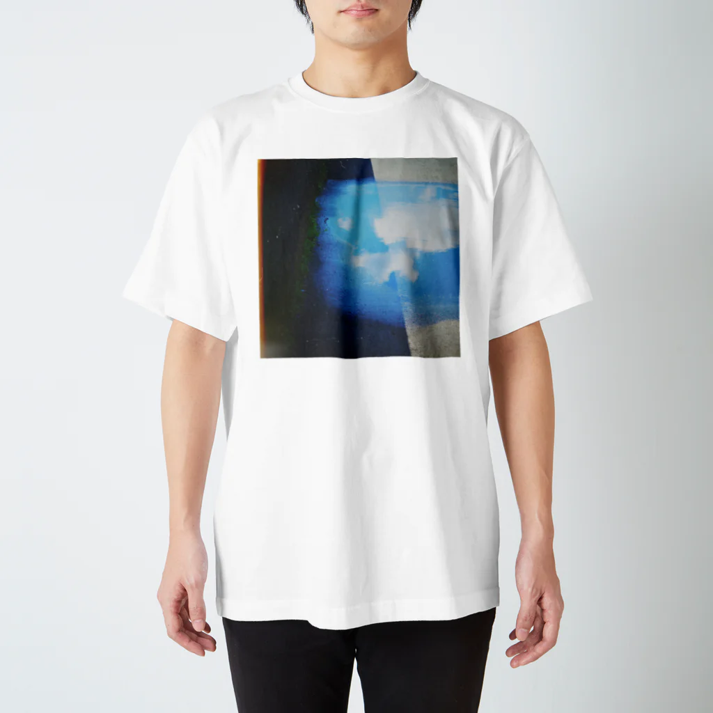 創作工房muccoの水たまりに空。 スタンダードTシャツ