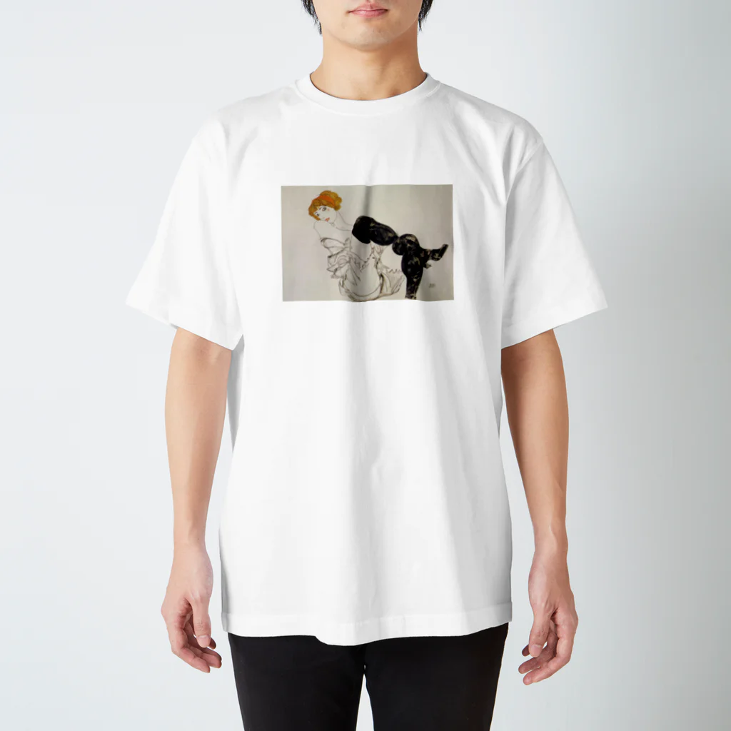 Art Baseのエゴン・シーレ / 1913 / Woman in Black Stockings / Egon Schiele Regular Fit T-Shirt