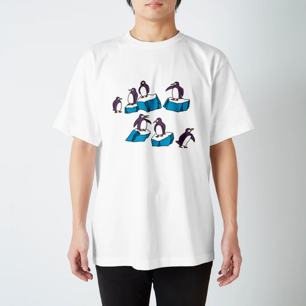 Mari,Sakamotoの氷の上のペンギン スタンダードTシャツ