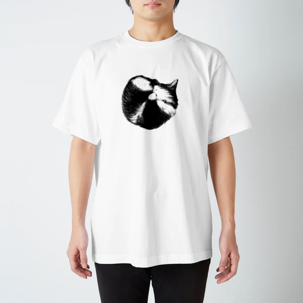 Kazuki SHOP from un Jour。ART WORKSの【白黒猫ごろりんにゃんもないと】 Regular Fit T-Shirt