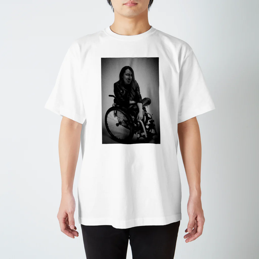 中嶋涼子の車椅子ですがなにか？！の白黒で笑ってるよシリーズ スタンダードTシャツ