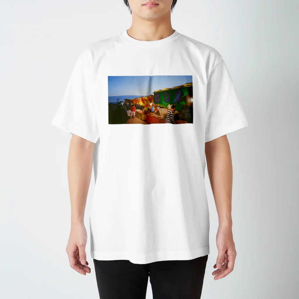 ino_taroの夏祭り 屋台 フィルム写真 スタンダードTシャツ