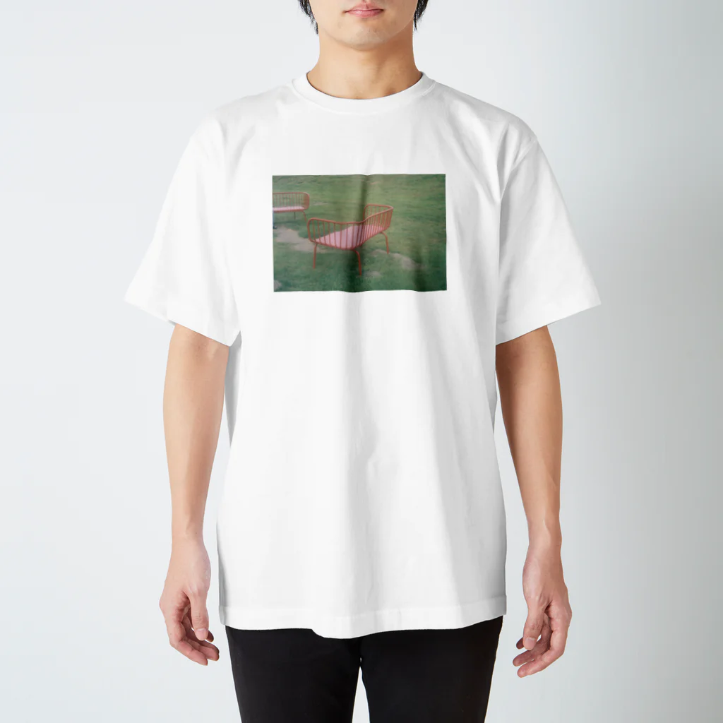 うなぴょんのフィルムの赤いベンチ スタンダードTシャツ