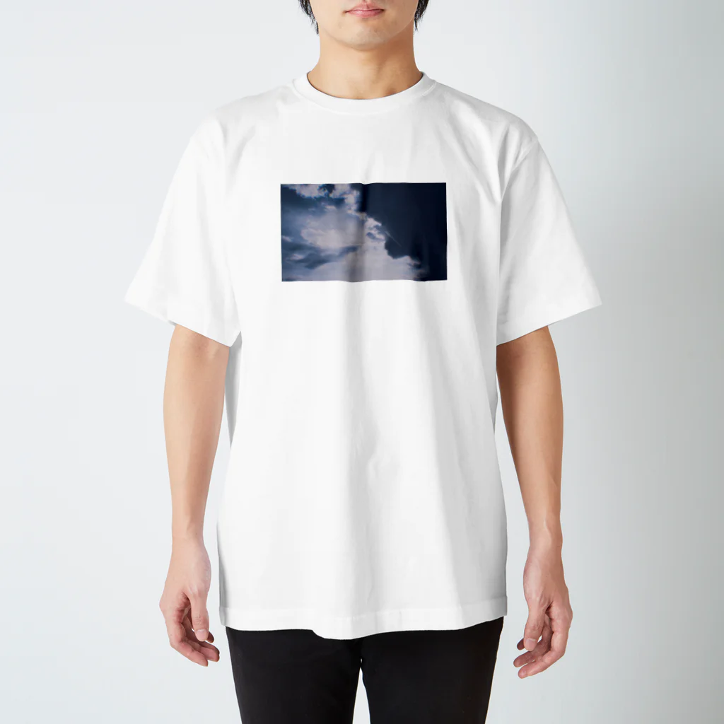 けむたいたろうの青に影 Regular Fit T-Shirt