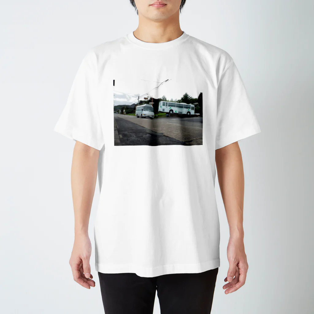 shige168の湯之元で休むバスとこけけバスが走る風景 スタンダードTシャツ