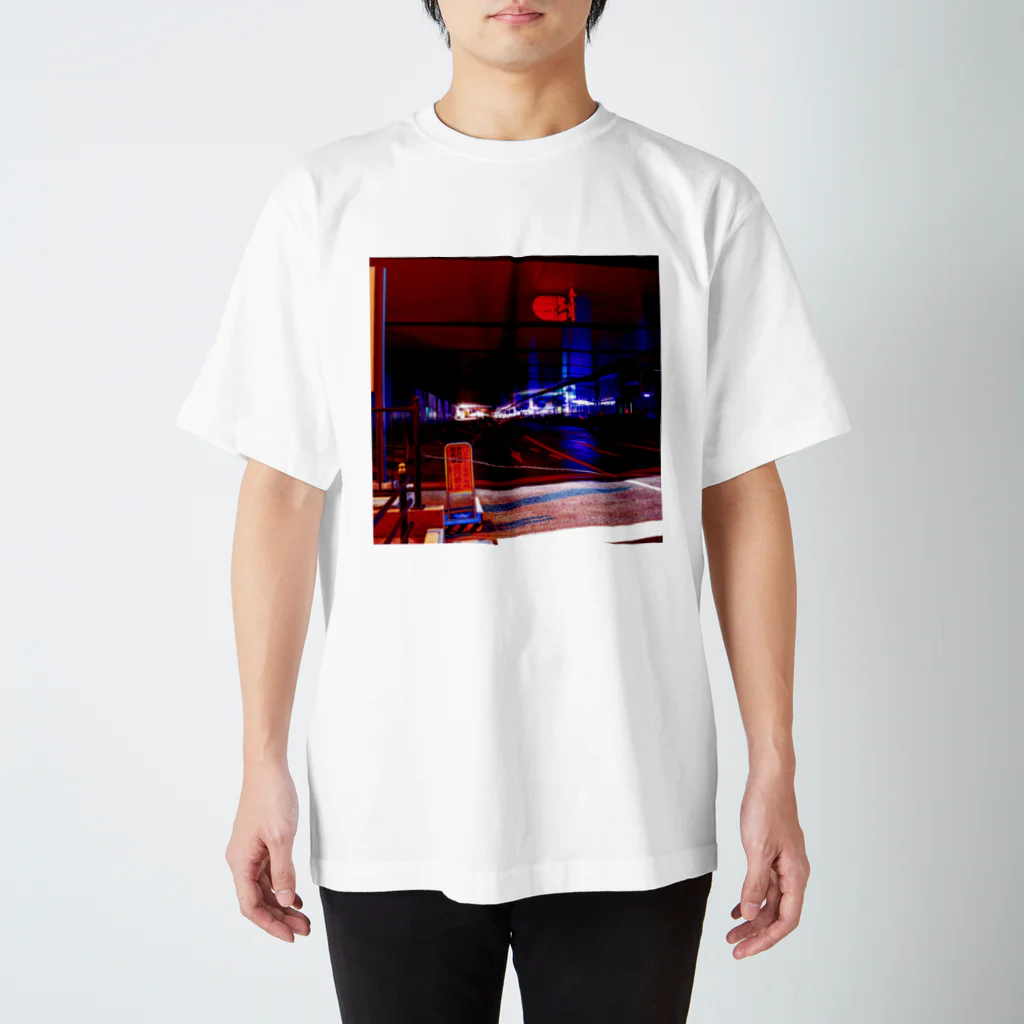 深夜のターミナル駅の大阪のバスターミナル Regular Fit T-Shirt