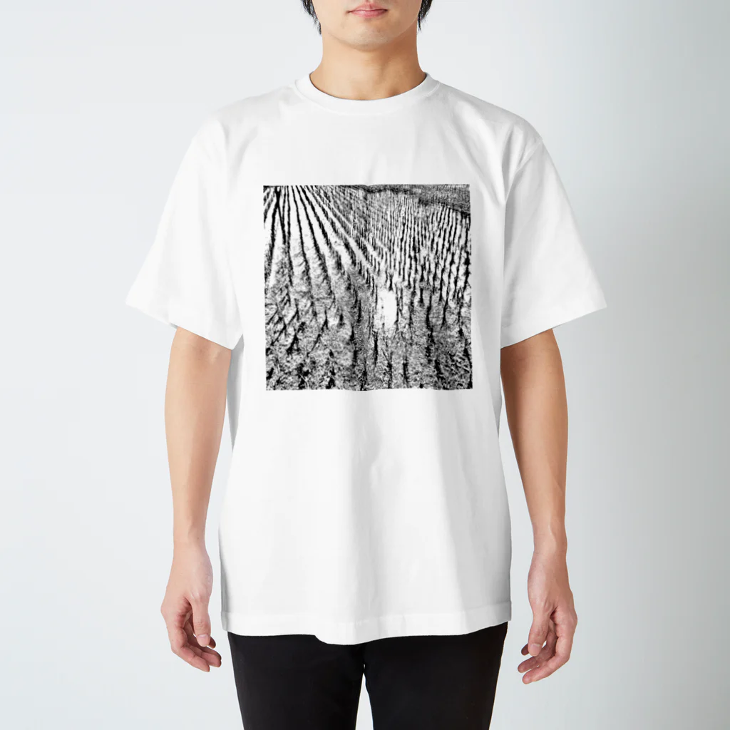 余剰次元のいなか系稲刈りの後のモノクロフォト Regular Fit T-Shirt