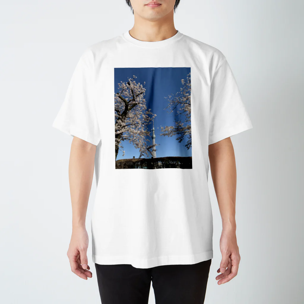 kamejinのスカイツリーと隅田川の桜 スタンダードTシャツ