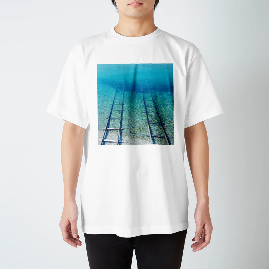 SAKURA🌸の海に続く線路 Regular Fit T-Shirt