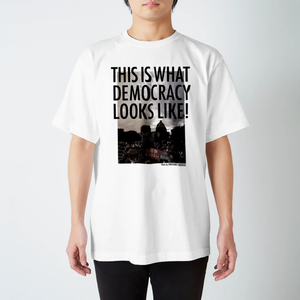 小野寺宏友の色生地用 WHAT'S DEMOCRACY? モノクロ Regular Fit T-Shirt