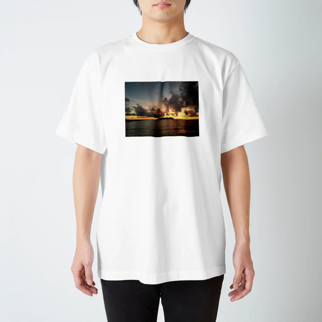 Billy_bootsのThe sea where the setting sun shines  スタンダードTシャツ