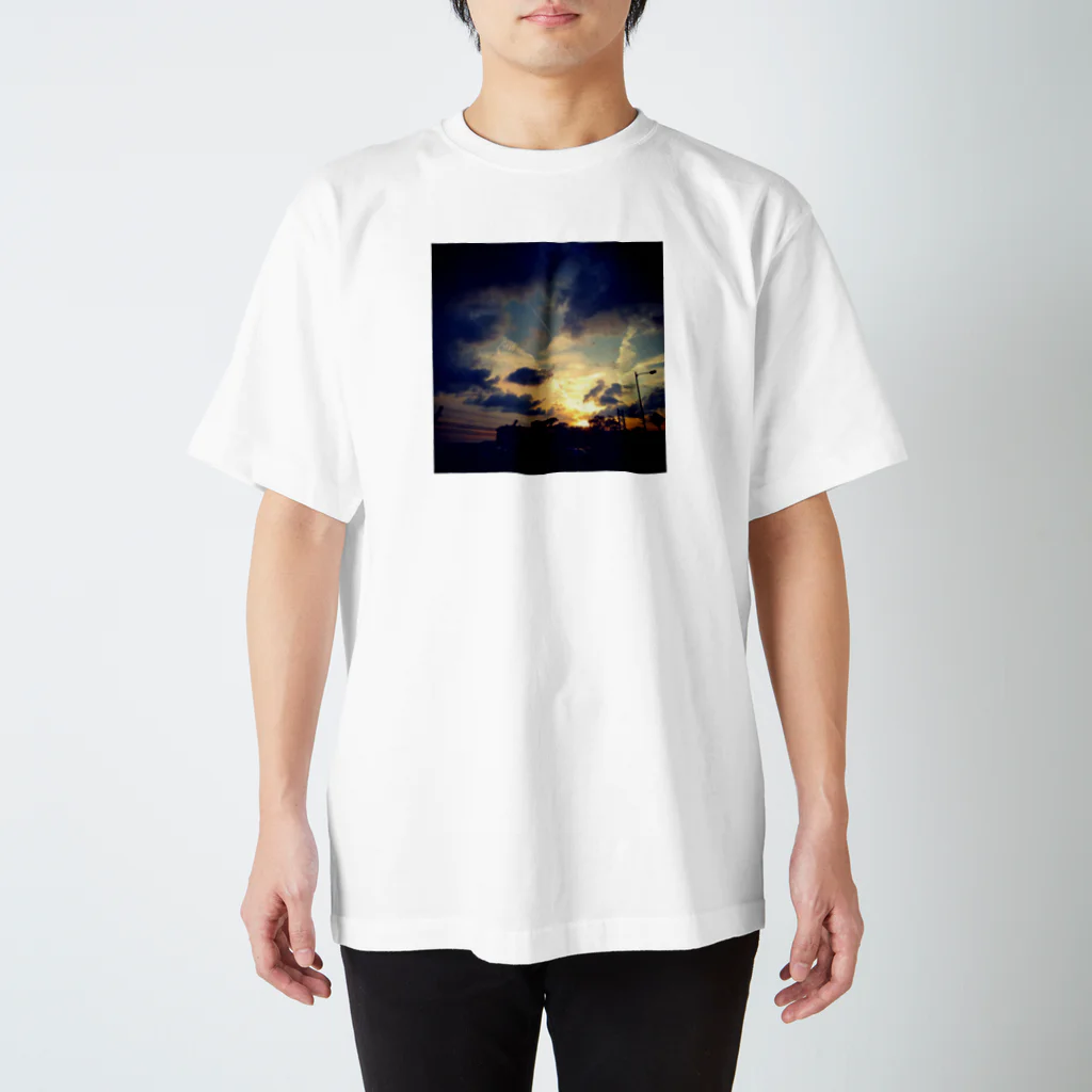 どうもりのブツの海沿いの夕焼け Regular Fit T-Shirt