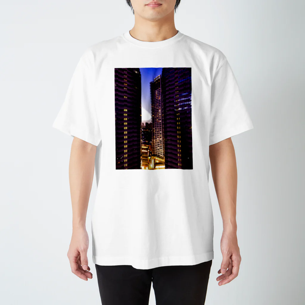 ANGOの高層ビル群、夜景 スタンダードTシャツ