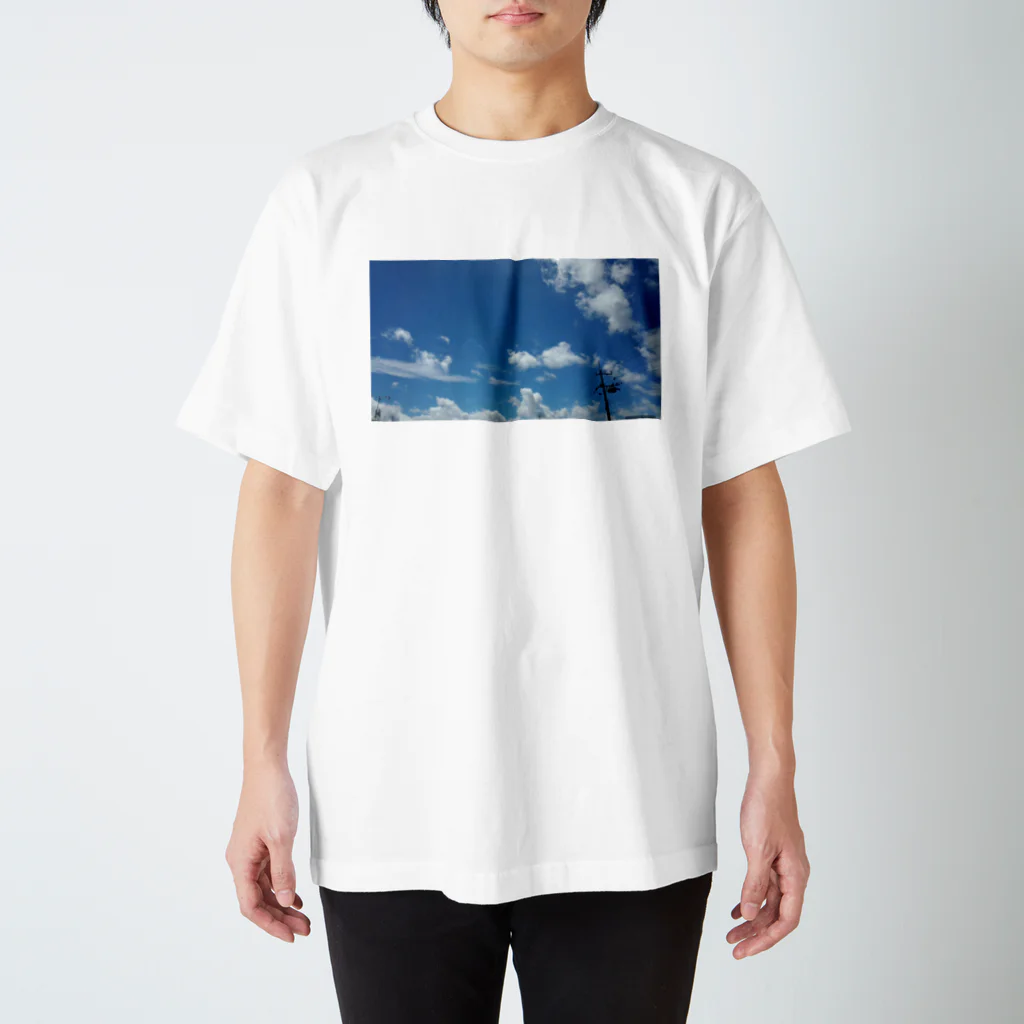 希緒@鬱休養中の青と白が映える空 Regular Fit T-Shirt