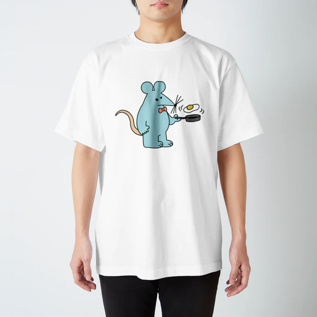 ミドリノネズミのみずいろのねずみ（めだまやきを焼いている） Regular Fit T-Shirt