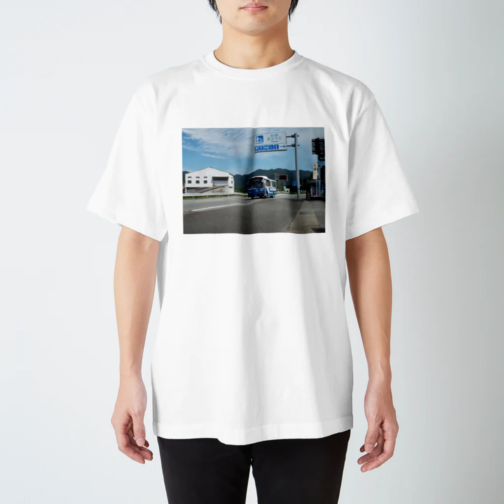 shige168の道の駅たのうらを走る産交バス Regular Fit T-Shirt