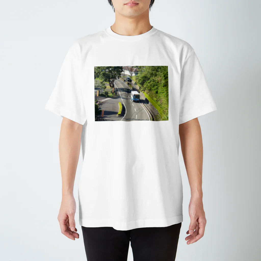 shige168の鶴木山を走り抜ける産交の狭小車 スタンダードTシャツ