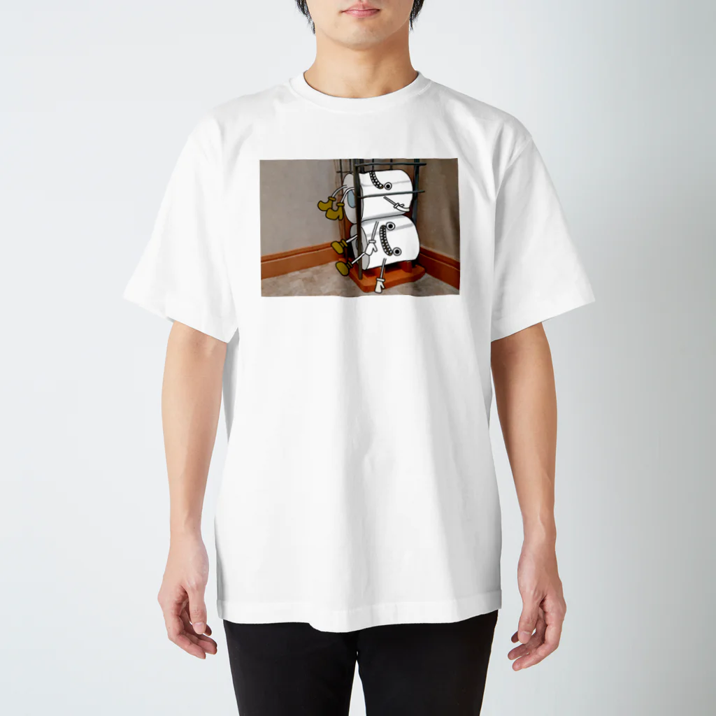 OKASHI NA IKIMONOのトイレットペーパーくん's Regular Fit T-Shirt