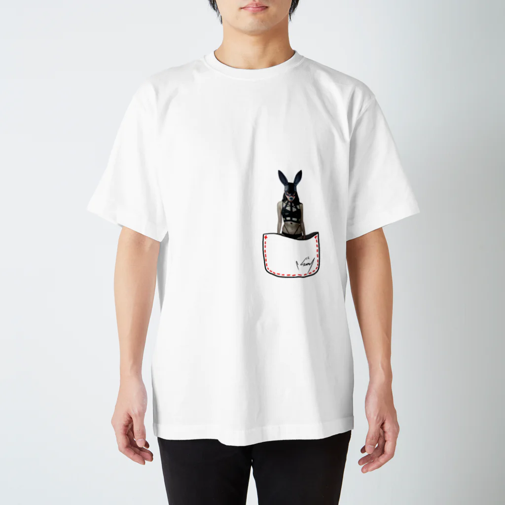 swanart_officialの囚われの黒兎 Regular Fit T-Shirt