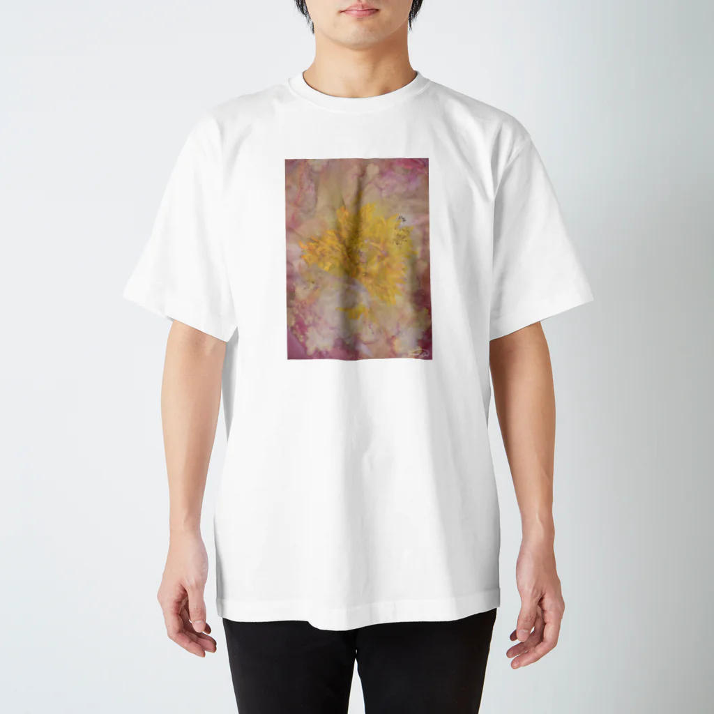 小さな野原のDecomposition of photo by soil(Pink Flower) Regular Fit T-Shirt