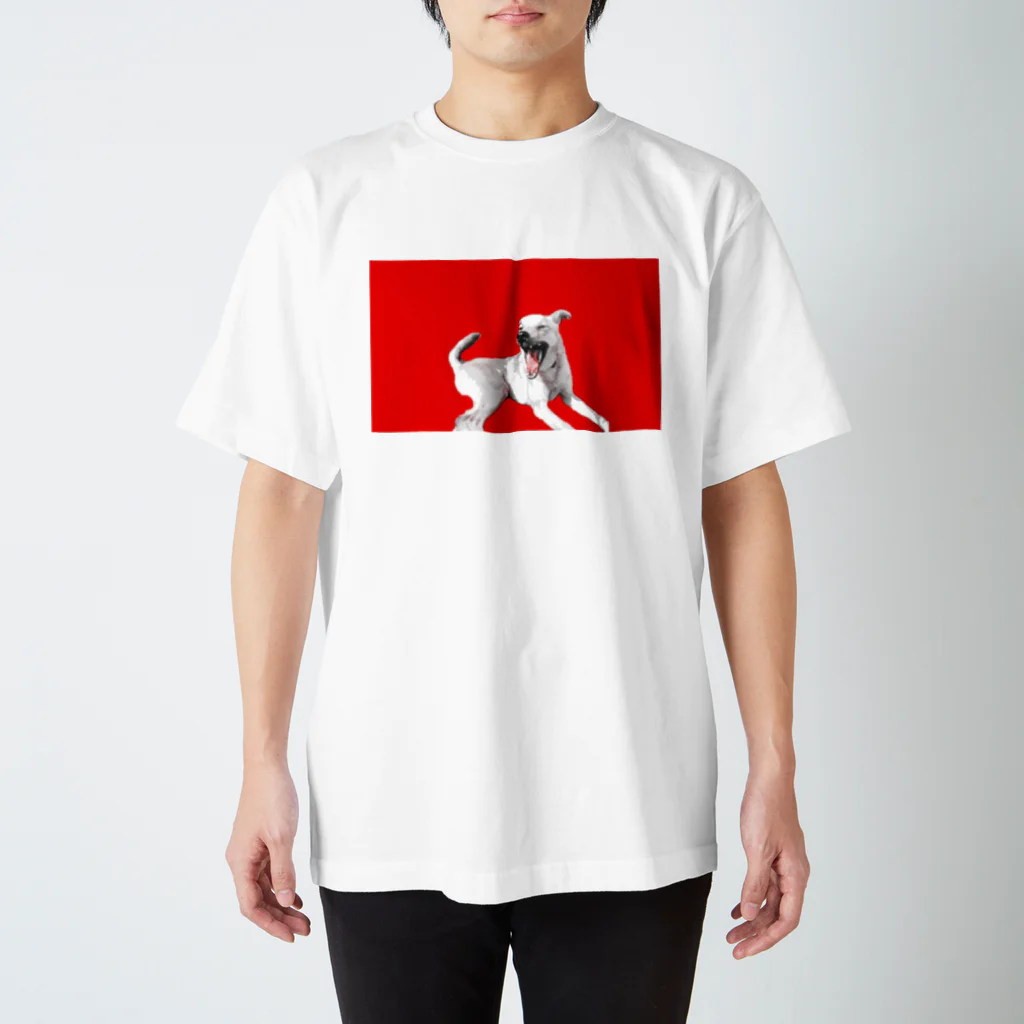 Mix Dog ITEM SHOP MUGIのRED Mix DOG 雑種犬 プリントTシャツ あくびver スタンダードTシャツ