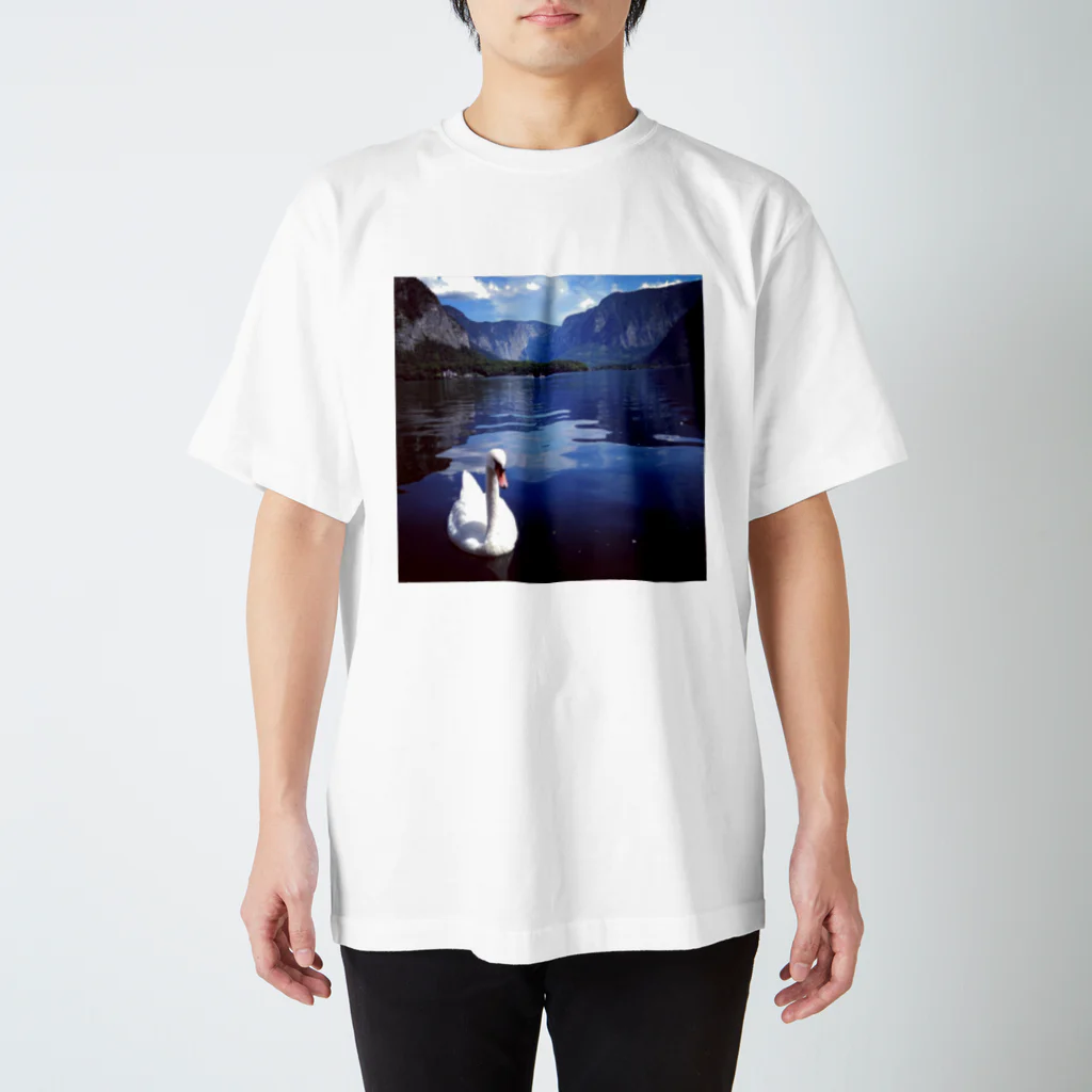 桜と月の白鳥 Regular Fit T-Shirt