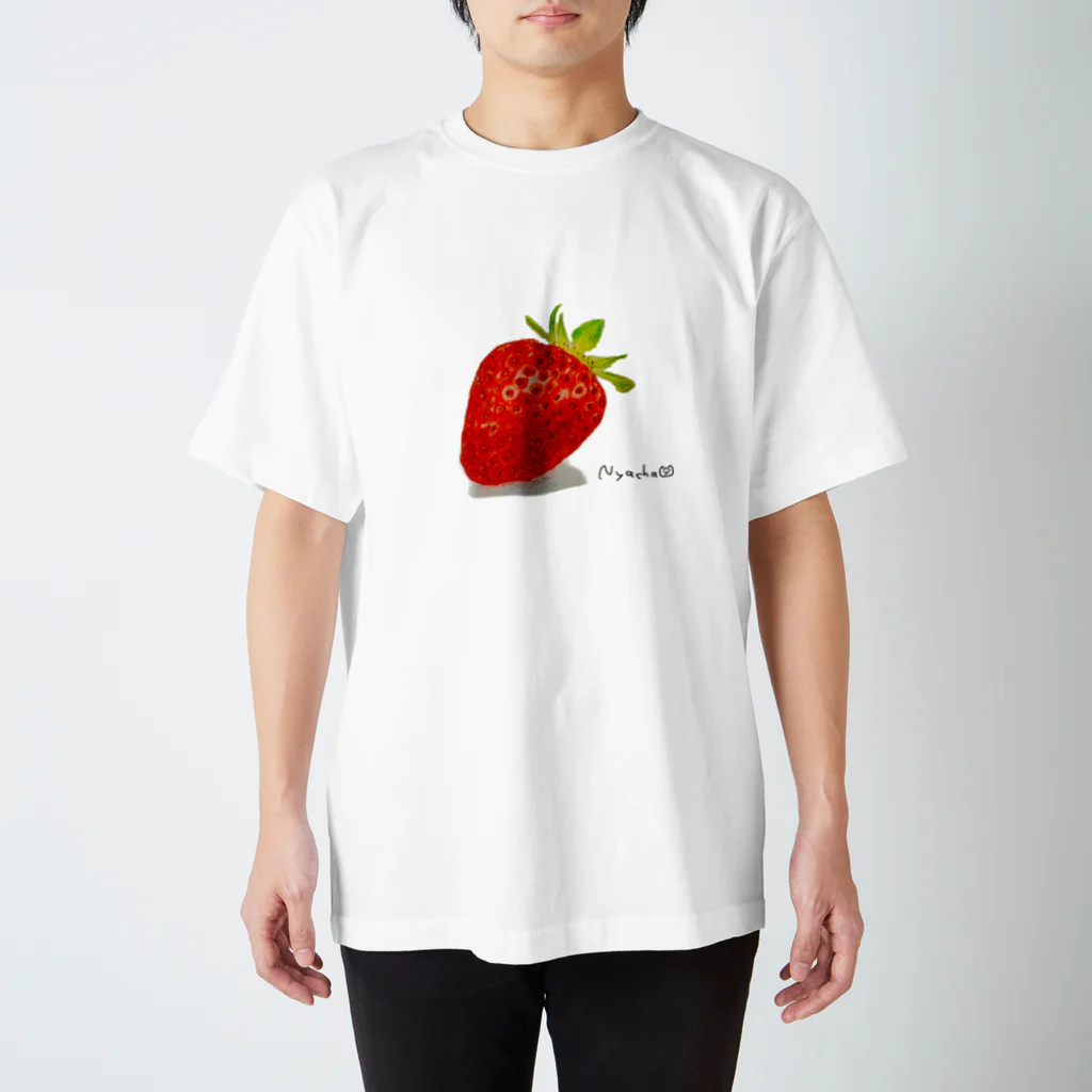 BOOCHA&NYACHAのにゃーちゃがかいたいちごにゃ！ スタンダードTシャツ