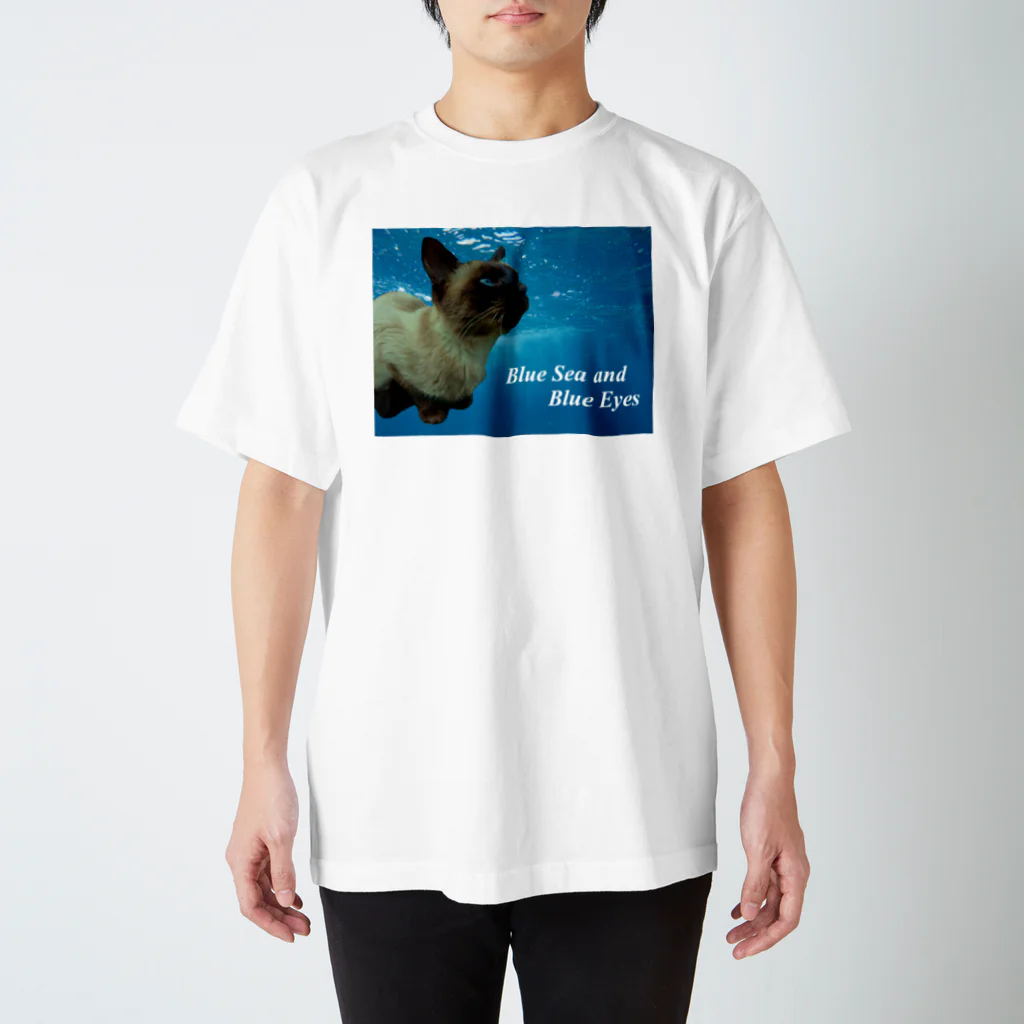 ちばっちょ【ち畳工房&猫ねこパラダイス】の青い海と青い瞳のシャム猫 Regular Fit T-Shirt