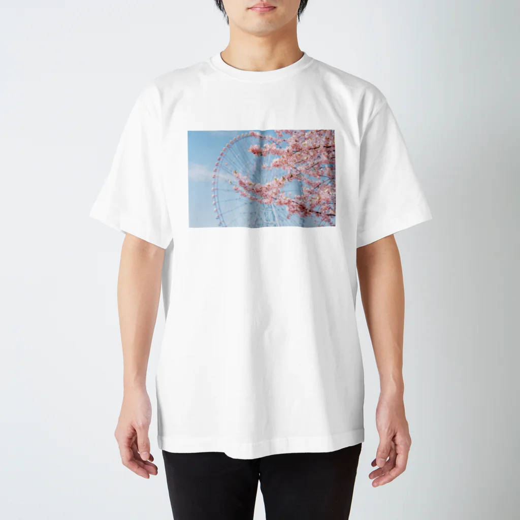 Photographer non.'s shopの観覧車と桜。 Regular Fit T-Shirt