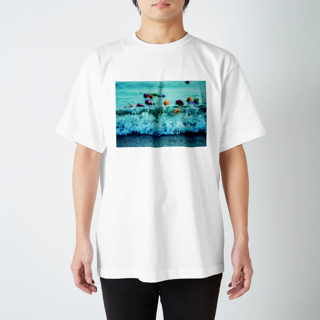 何をみても何かを思い出すの波打ち際の薔薇たち Regular Fit T-Shirt