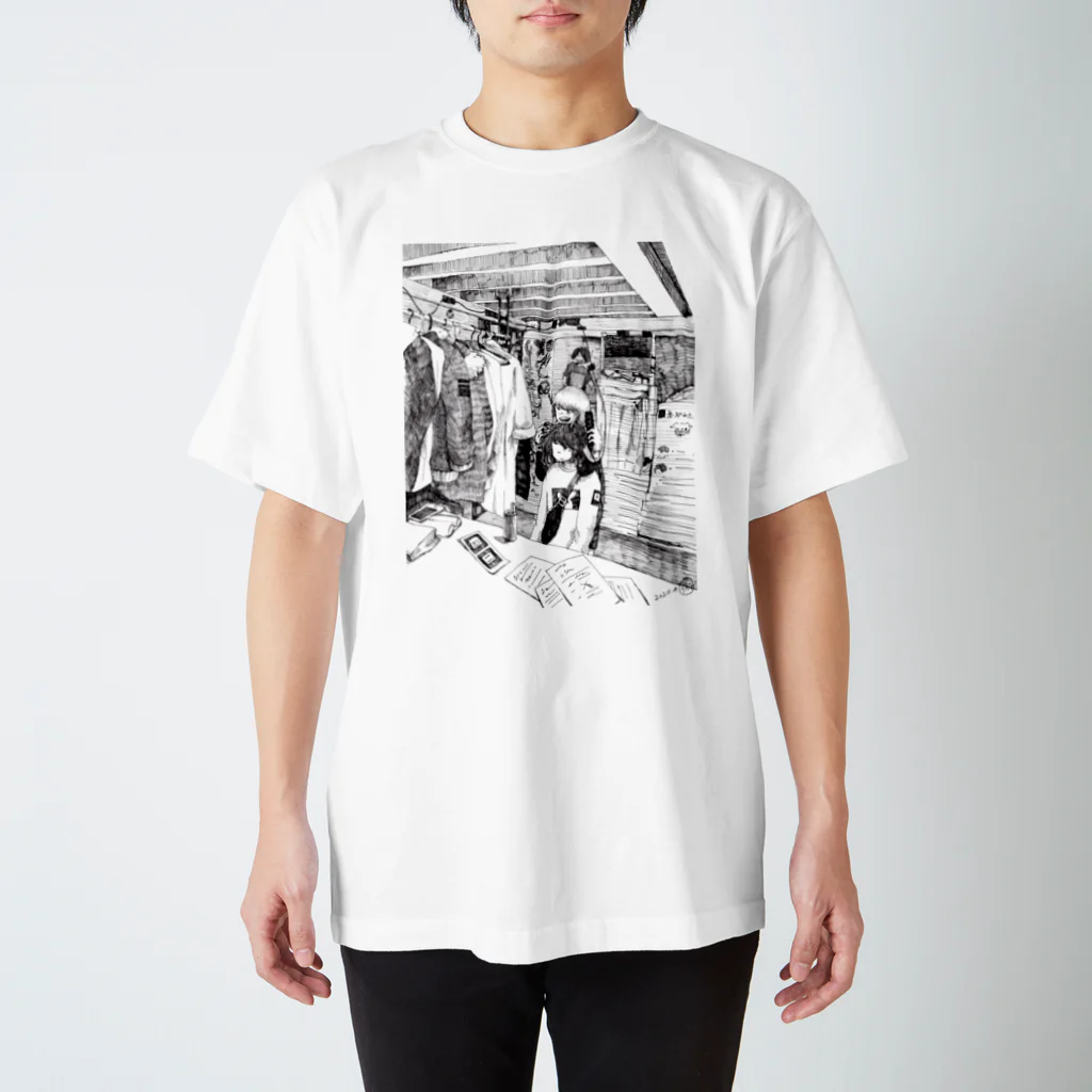 目黒 しおりグッズショップのライブハウスにて　in楽屋（女の子たち） Regular Fit T-Shirt