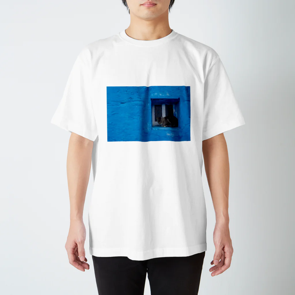 LACIの青と猫の窓 Regular Fit T-Shirt