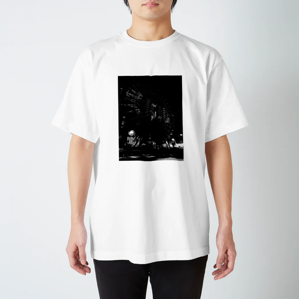 赤葉 龍楽 完全感覚フロート壁| °ω° )ﾁﾗｯのいい感じの絵 スタンダードTシャツ