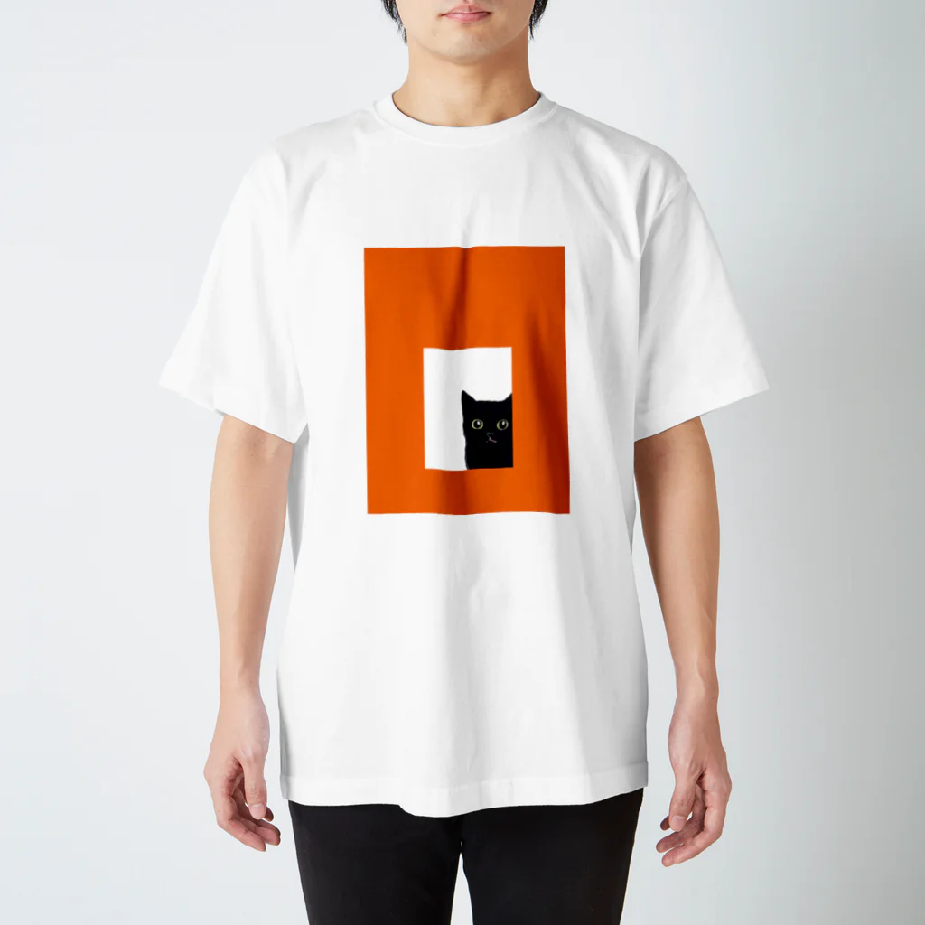 WAMI ARTの窓の外を見る猫オレンジ Regular Fit T-Shirt