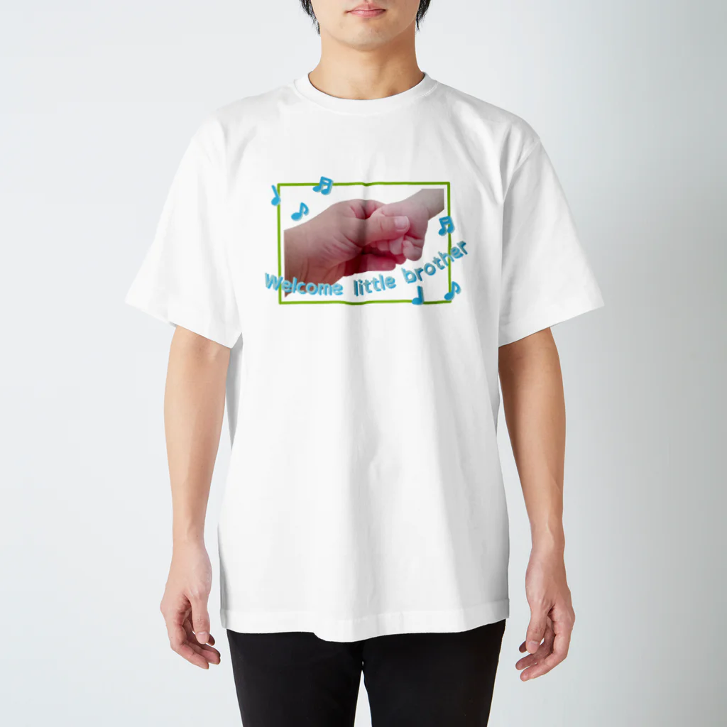 フォーヴァのWelcome little brother-happy baby hands-ハッピーベイビーハンズ-  Regular Fit T-Shirt