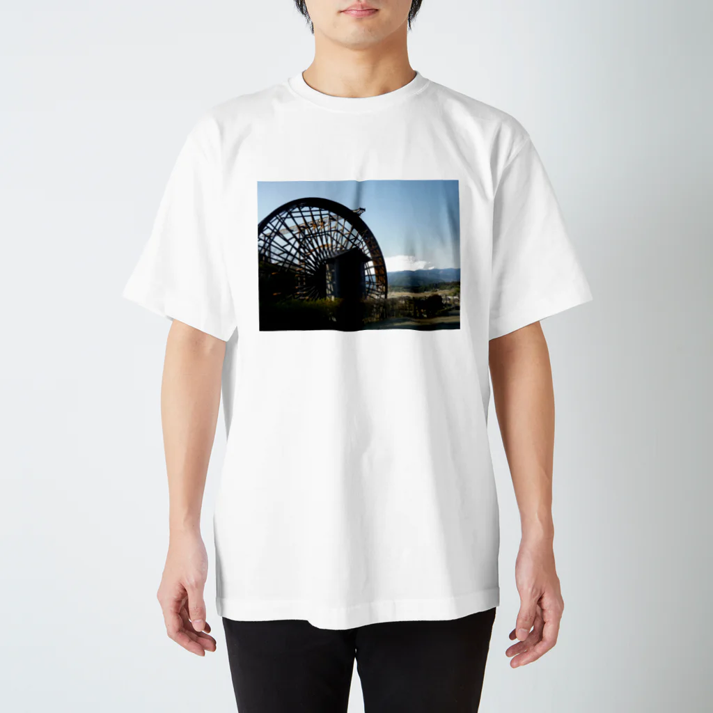 レモンタイムの庭の水車 Regular Fit T-Shirt