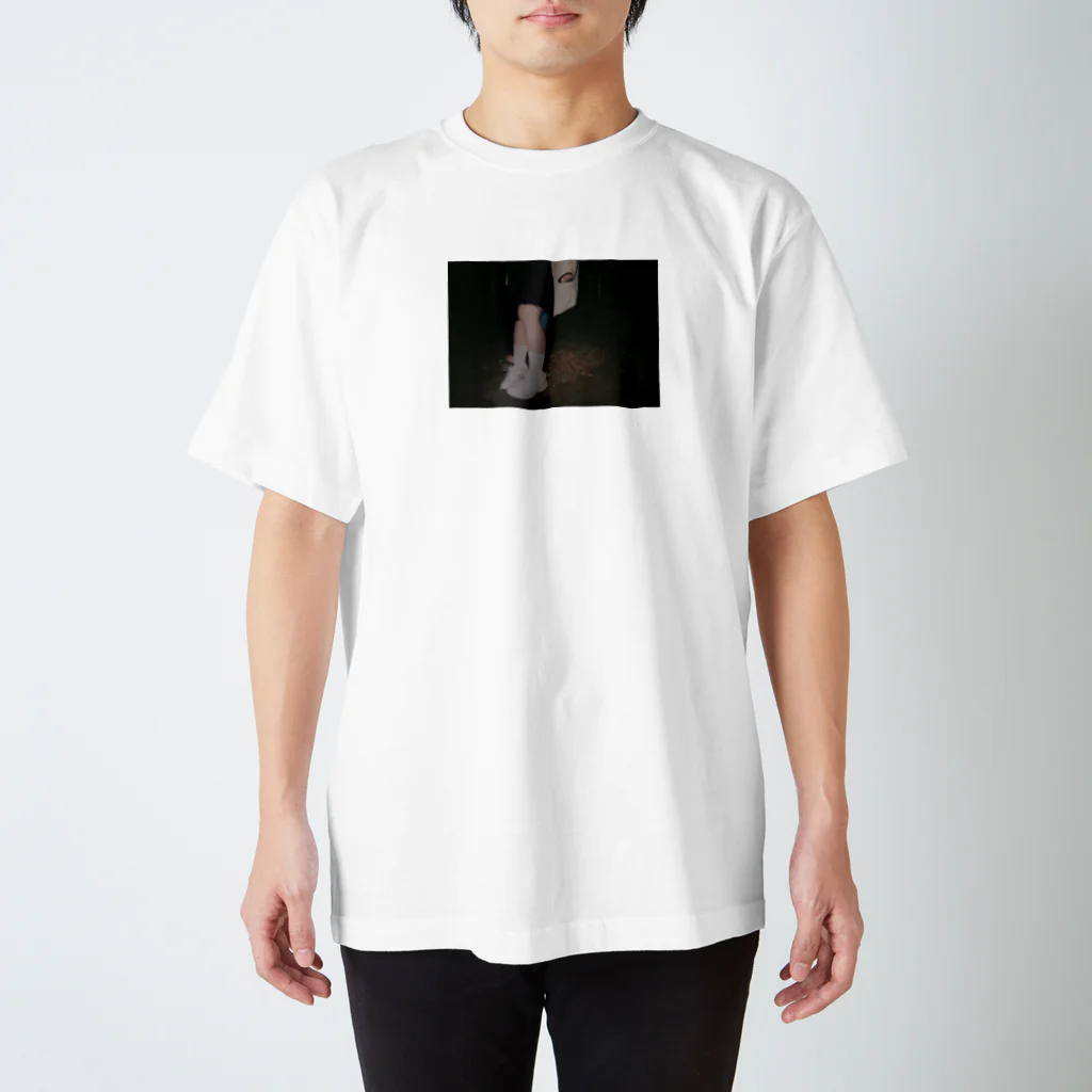 （ 37.2° ）クラブの白いスニーカーと女の子 Regular Fit T-Shirt