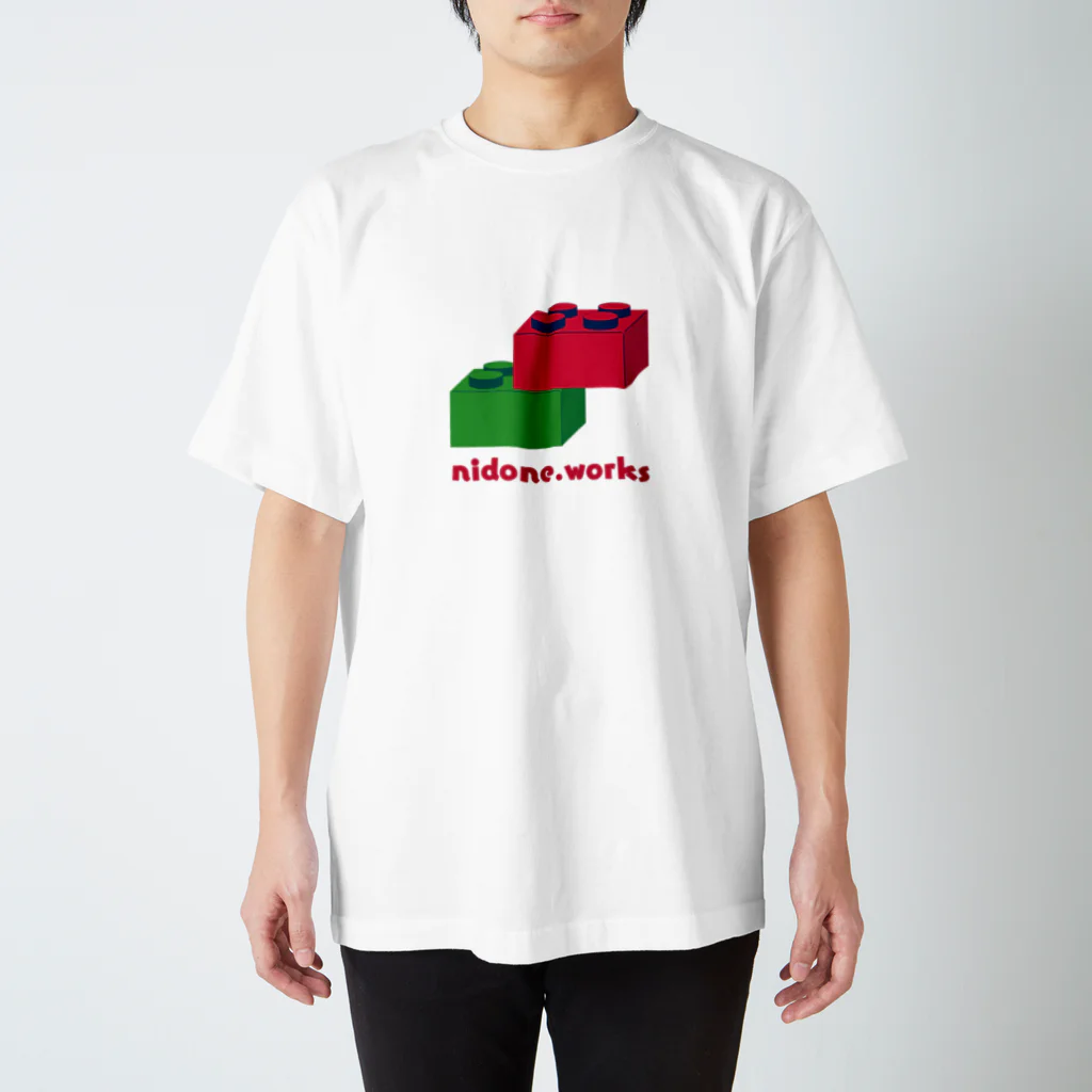 nidone.worksの２個のブロックかわいいじゃん（赤色の文字） スタンダードTシャツ