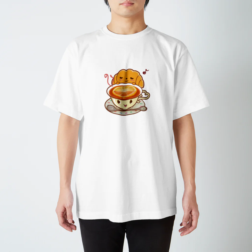 カフェスイーツデザインのクロワッサンと紅茶 Regular Fit T-Shirt