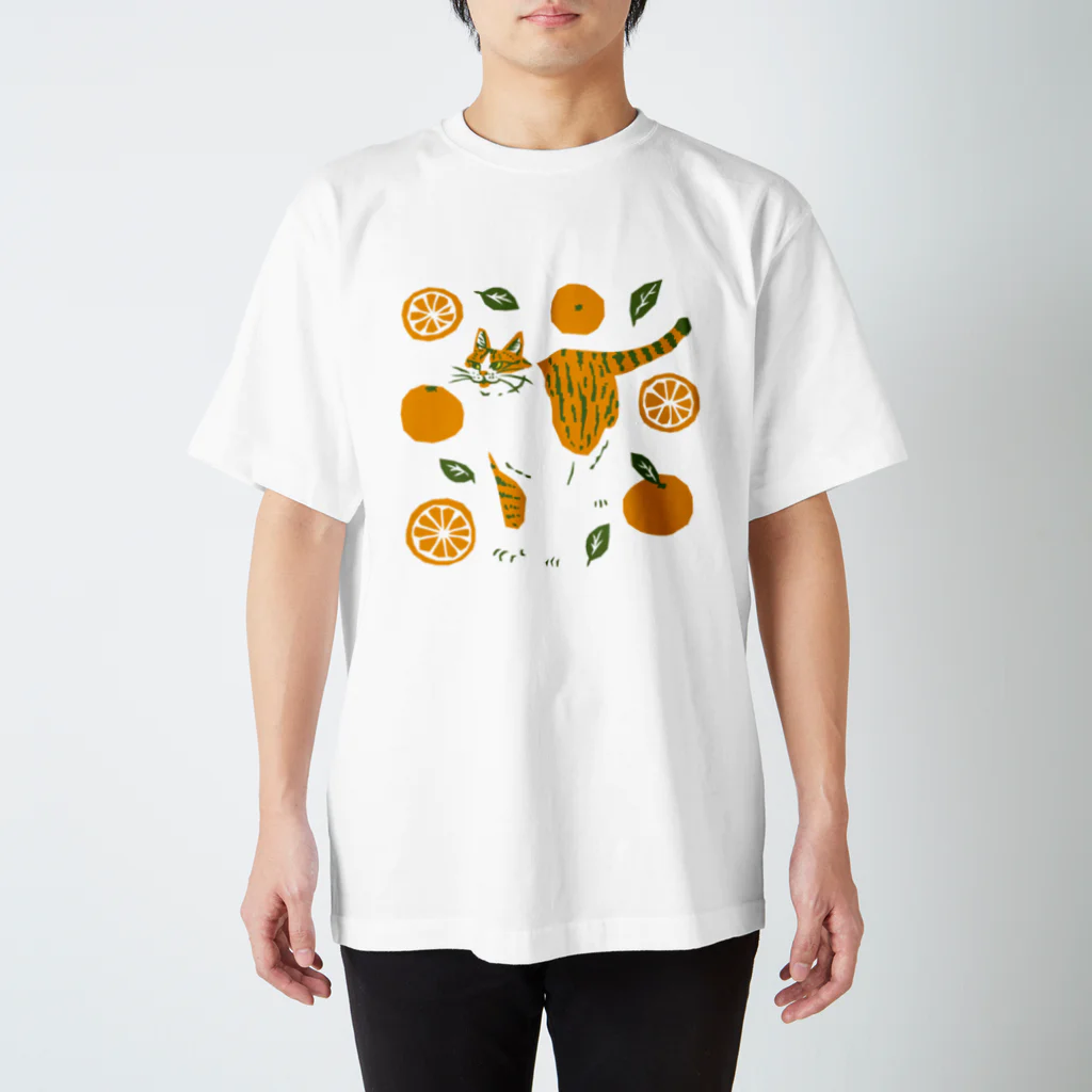 喫茶こぐまやの猫とみかん Regular Fit T-Shirt