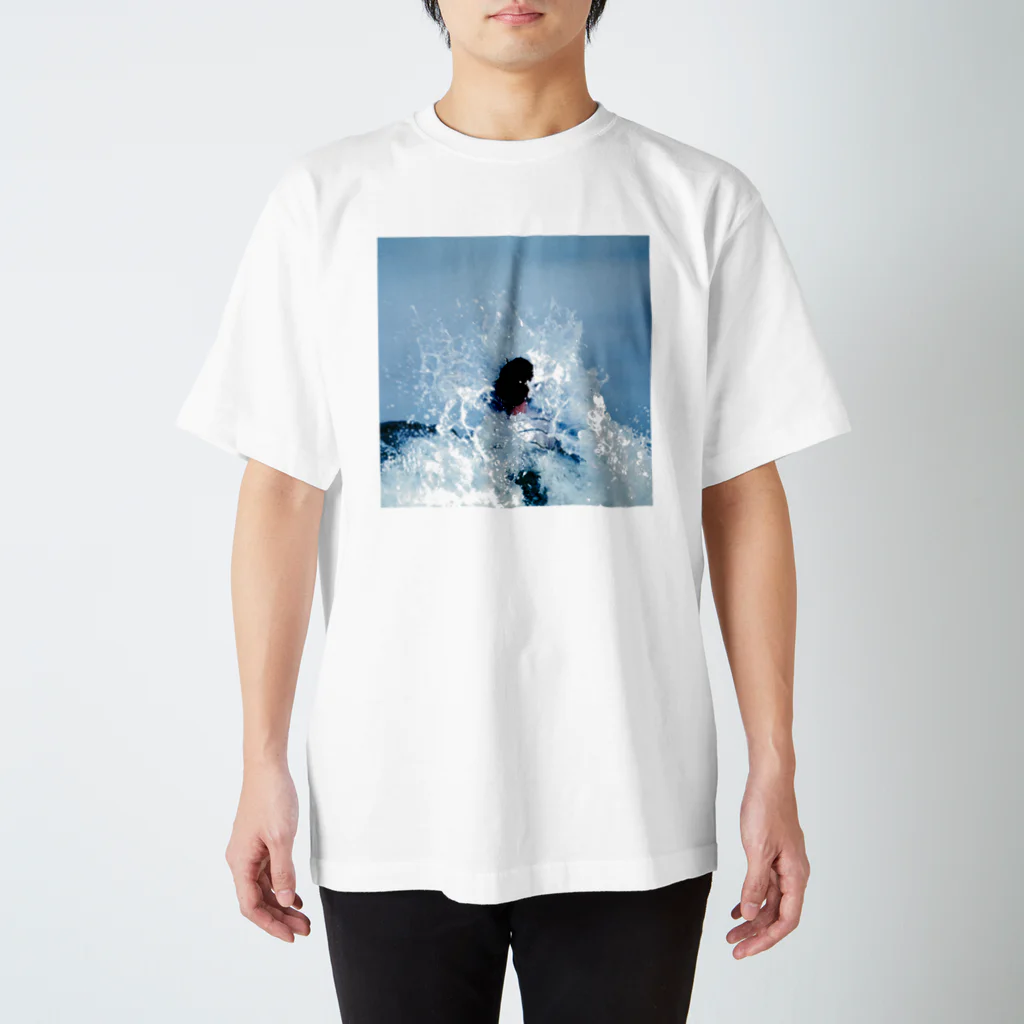 kumagusuの波に捲かれる人 スタンダードTシャツ
