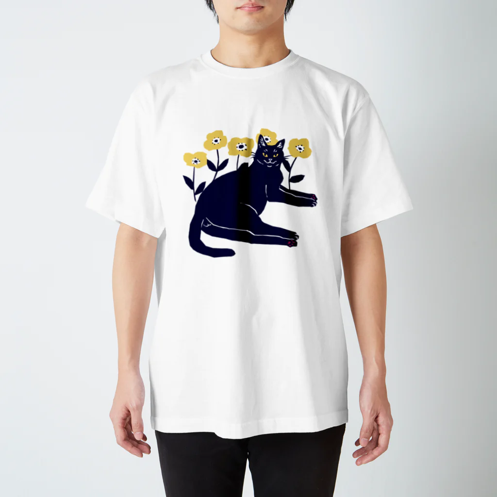 喫茶こぐまやの花と黒猫 Regular Fit T-Shirt