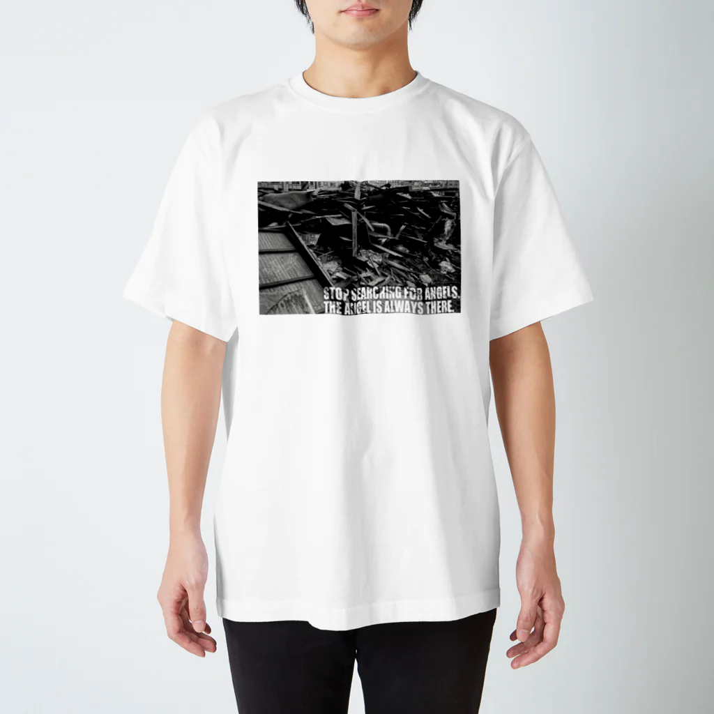 Kazumichi Otsubo's Souvenir departmentのThe Angel is always there ~ Beyond the rubble Regular Fit T-Shirt