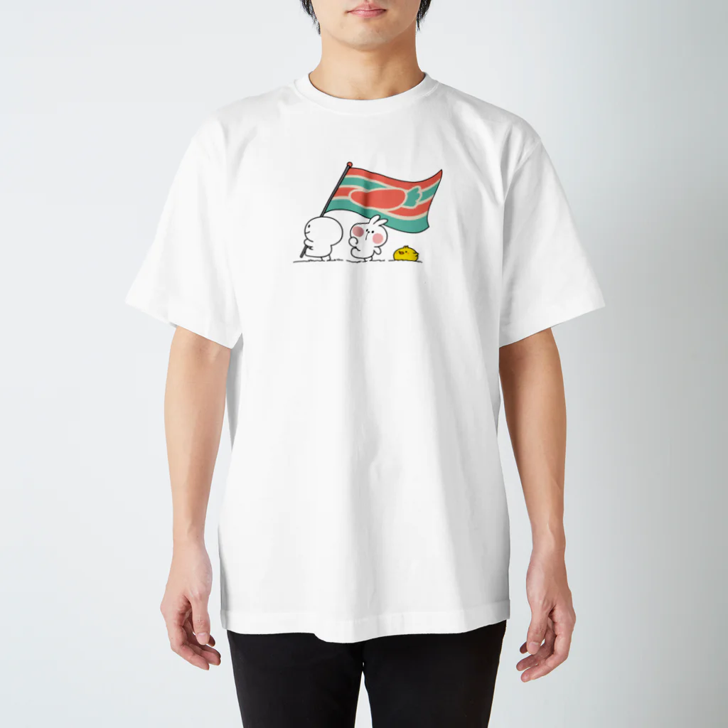 AKIRAMBOWのSpoiled Rabbit Carrot flag / あまえんぼうさちゃん にんじんフラッグ Regular Fit T-Shirt