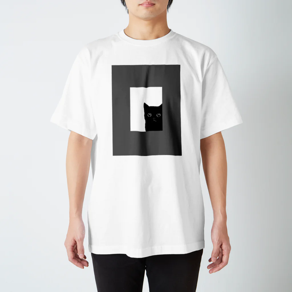 WAMI ARTの猫の窓(モノクロ) Regular Fit T-Shirt