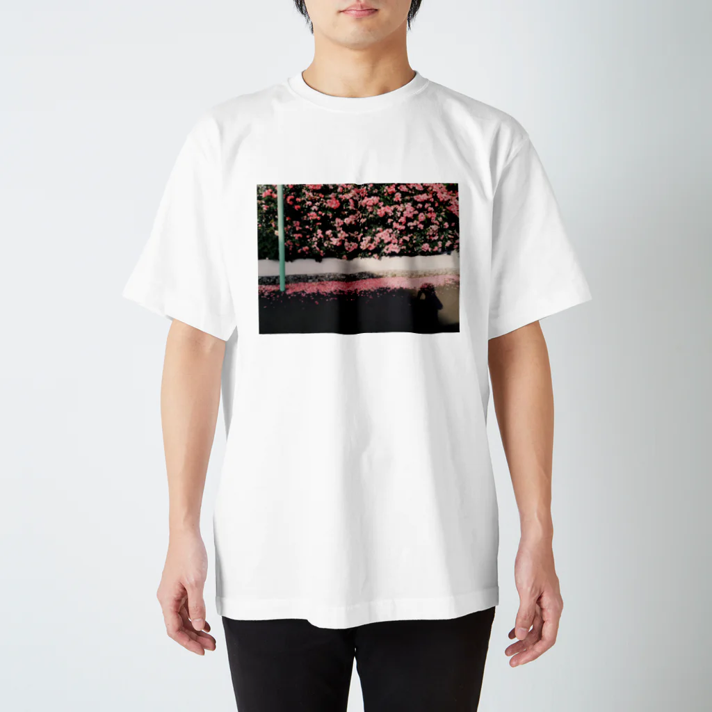 ヌンキの他人の家の花 Regular Fit T-Shirt