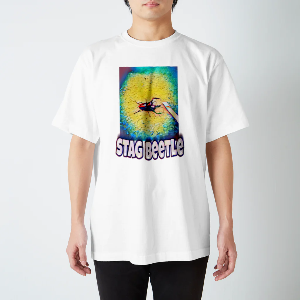 爪の先の煙草とクワガタ。 スタンダードTシャツ